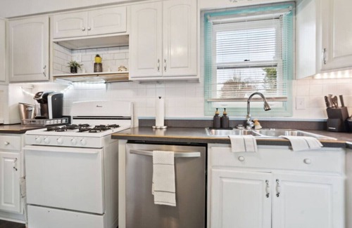 Mayfield Heights House | 3-Bedroom Cottage in Mayfield Heights