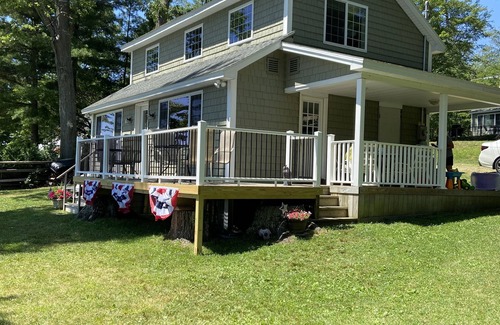 Poultney Cottage | 3 bedroom Cottage at Waters Edge with Spectacular view of water and mountains