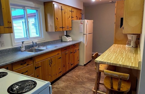 Sauble Beach Cottage | 3 Bedroom Cottage Sauble Beach - easy walk to downtown and beach (< 5 minutes)