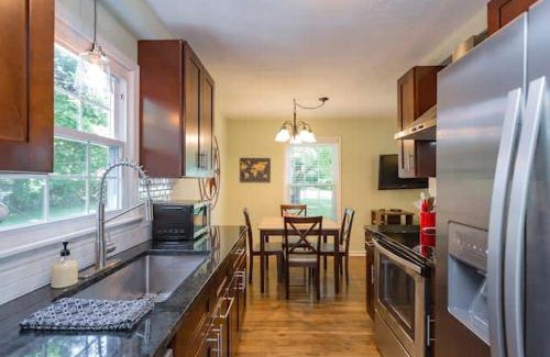 Inglewood House | 3 Bedroom Cottage Only 3 Miles from Downtown