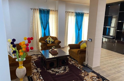 Pithoragarh Villa | 3 bedroom cottage with hot tub/ barbecue/Himalaya