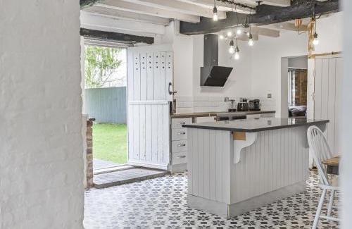 Shifnal House | 3 Bedroom Country Cottage with Private Garden