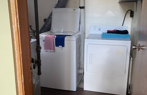Hardisty Apartment | 3 Bedroom Cozy Apartmentn2 Blocks from Main StreetnPrivate Entrance