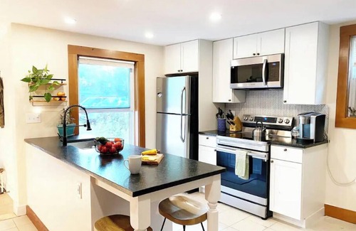 Old North End Apartment | 3 Bedroom Cozy BurlingtonEscape w/HOT TUB!
