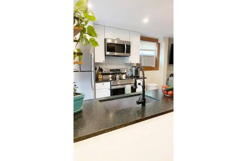 Old North End Apartment | 3 Bedroom Cozy BurlingtonEscape w/HOT TUB!