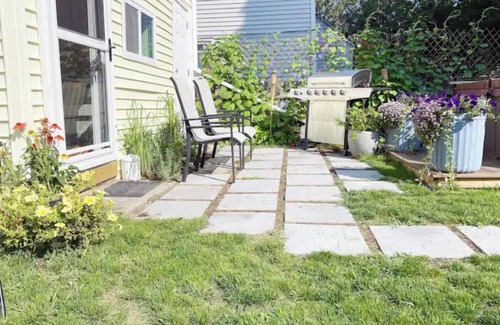 Old North End Apartment | 3 Bedroom Cozy BurlingtonEscape w/HOT TUB!