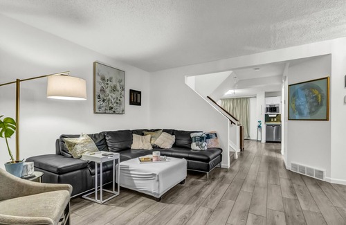 Bridlewood House | 3 Bedroom Cozy Family Room!