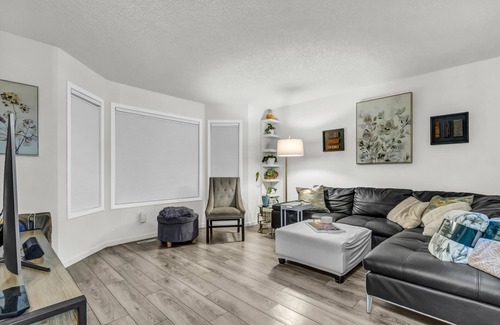 Bridlewood House | 3 Bedroom Cozy Family Room!