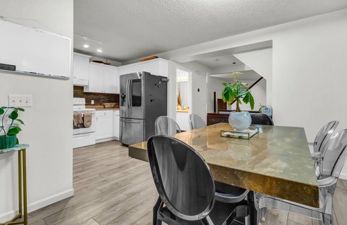 Bridlewood House | 3 Bedroom Cozy Family Room!