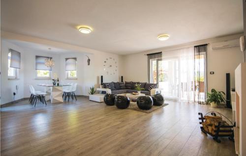 Grubine House | 3 Bedroom Cozy Home In Grubine