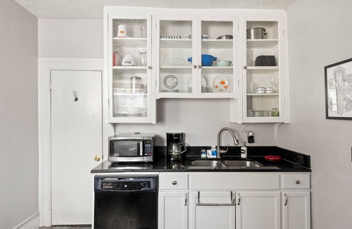 Detroit - Shoreway House | 3-bedroom, dog friendly house in Historical Ohio City!