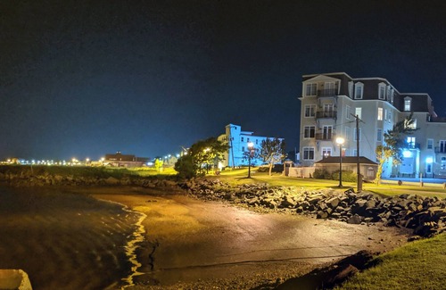 Summerside House | 3 bedroom downtown Summerside directly on the ocean. Sleeps 6 . Walk to town