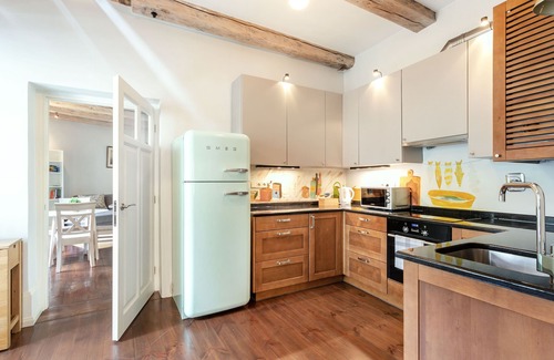 Old Town Apartment | 3 Bedroom Duplex Next To The Gates of Dawn