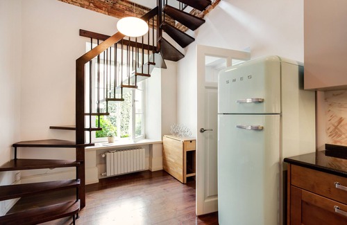 Old Town Apartment | 3 Bedroom Duplex Next To The Gates of Dawn