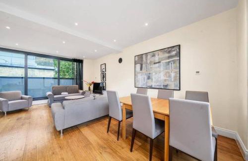 St. Pancras and Somers Town Apartment | 3 Bedroom Duplex Penthouse In Camden