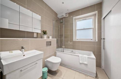 St. Pancras and Somers Town Apartment | 3 Bedroom Duplex Penthouse In Camden