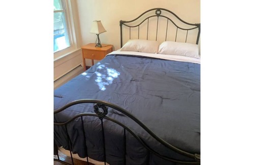 Bennington House | 3 bedroom duplex, private setting close to town