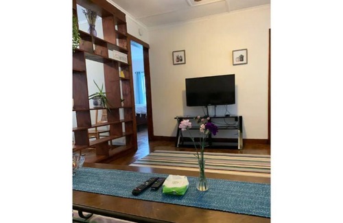 Bennington House | 3 bedroom duplex, private setting close to town