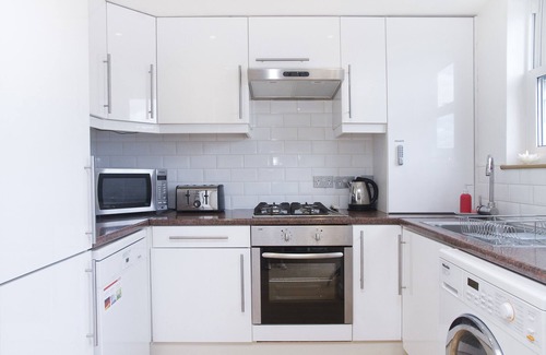 Ravenscourt Park Apartment | 3 Bedroom ensuite Garden Flat in City min to Tube