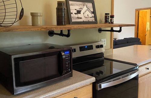 Hermann House | 3-bedroom family friendly home on 4 acres near Hermann with WiFi, AC, deck