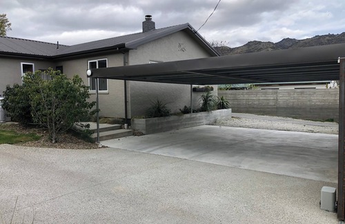 Lowburn House | 3 bedroom family home, located in old Cromwell just 200 metres from the lake.