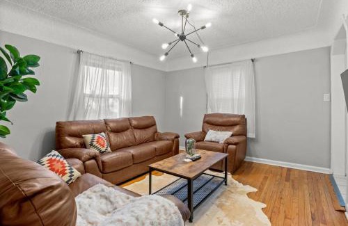 Lincoln Park House | 3 Bedroom Fenced Backyard Pets Welcome Sleeps 6