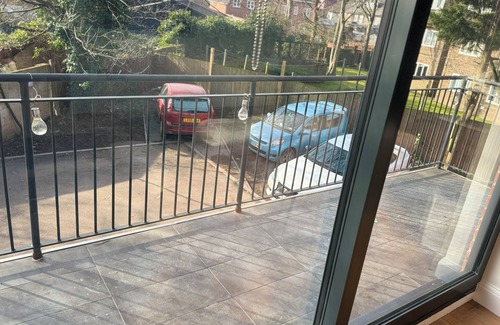 Heston Apartment | 3 Bedroom Flat, Balconies, 2 Bathrooms, Living area & Free Parking near Heathrow