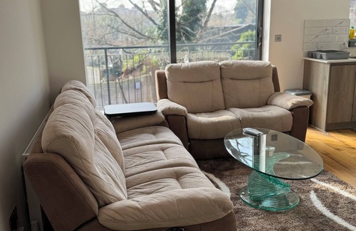 Heston Apartment | 3 Bedroom Flat, Balconies, 2 Bathrooms, Living area & Free Parking near Heathrow