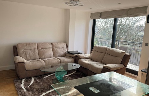 Heston Apartment | 3 Bedroom Flat, Balconies, 2 Bathrooms, Living area & Free Parking near Heathrow