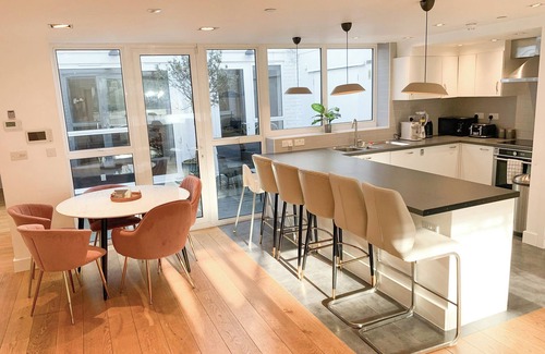 Holloway Apartment | 3 Bedroom flat with private terrace & Free Wi-Fi in Holloway near Finsbury Park