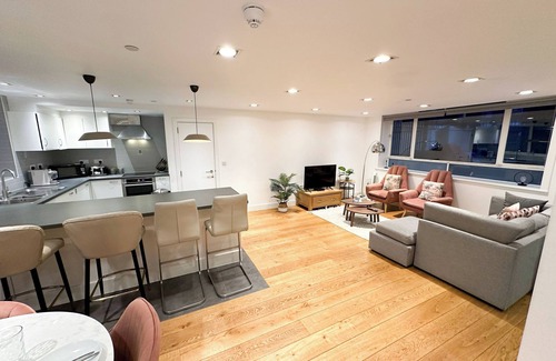 Holloway Apartment | 3 Bedroom flat with private terrace & Free Wi-Fi in Holloway near Finsbury Park