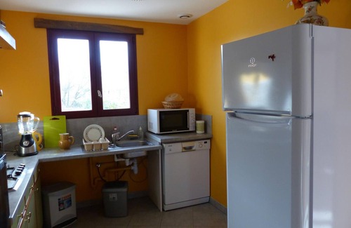 Dompierre-sur-Besbre Cottage | 3-bedroom cottage near attractions with garden & Wi-Fi