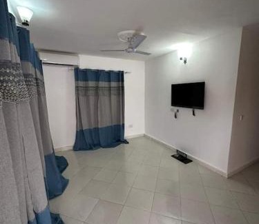 Tujereng House | 3 bedroom, free Wi-fi, Aircon & Hot water