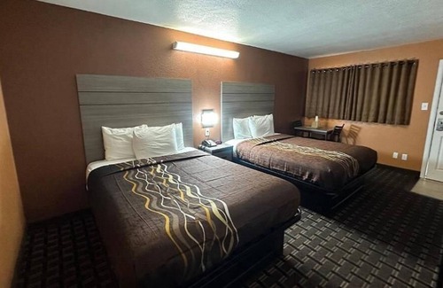 Victorville House | 3 Bedroom Full Property 2 Queen beds and 2 Single Queen beds
