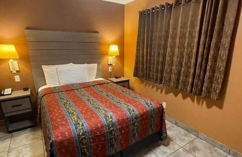 Victorville House | 3 Bedroom Full Property 2 Queen beds and 2 Single Queen beds