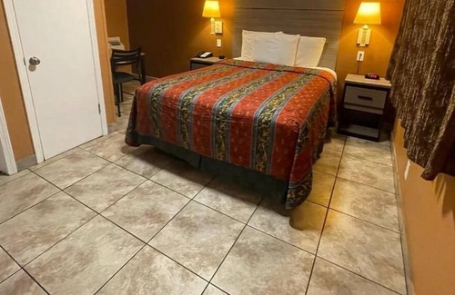 Victorville House | 3 Bedroom Full Property 2 Queen beds and 2 Single Queen beds