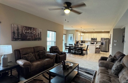 Avon House | 3 - Bedroom Furnished Beautiful House Near Indy Airport