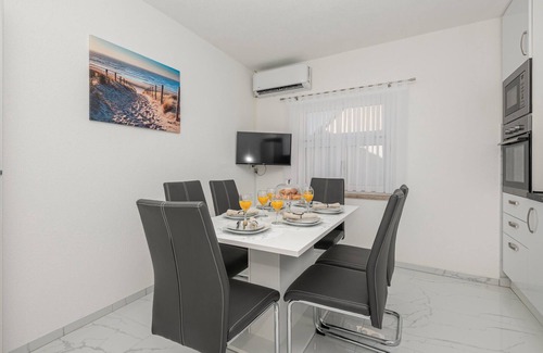 Prolozac House | 3 bedroom gorgeous home in Sumet