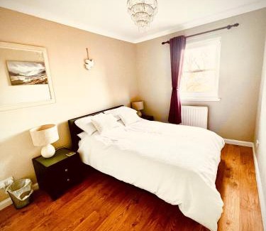 South Queensferry Apartment | 3 Bedroom harbourside apartment, Queensferry, 10 miles from Edinburgh