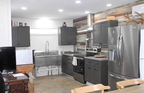 DeRidder Cabin | 3-bedroom Hickory Hill Lodge on a Lake, Sleeps 10, Extra Living Space 2 Kitchens