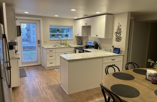New Tacoma Apartment | 3 Bedroom Historic Apartment in Tacoma - Stadium District