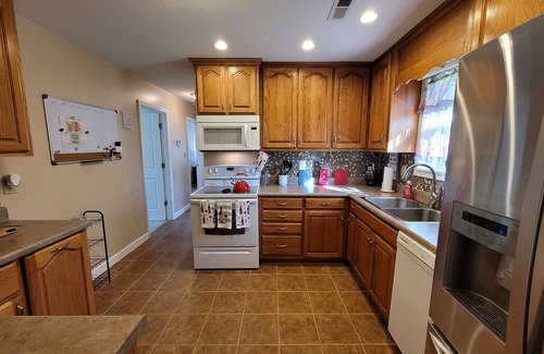 Athens House | 3 Bedroom Home 1 Mile From I-65, restaurants, shopping, fenced backyard