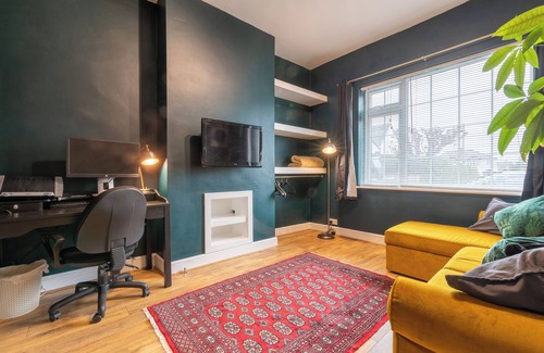 Cribbs Causeway House | 3 Bedroom Home and Garden