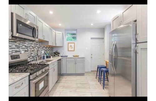 South Philadelphia House | 3 bedroom Home away from Home-with laundry and large outdoor deck