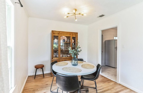 Cameron House | 3-bedroom home centrally located Cameron. King bed. 2 living rooms.
