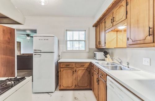 Cameron House | 3-bedroom home centrally located Cameron. King bed. 2 living rooms.
