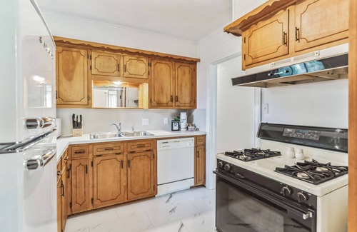 Cameron House | 3-bedroom home centrally located Cameron. King bed. 2 living rooms.
