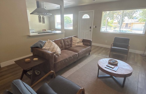 Raisin House | 3-bedroom home close to Airport. Beutifully decorated.