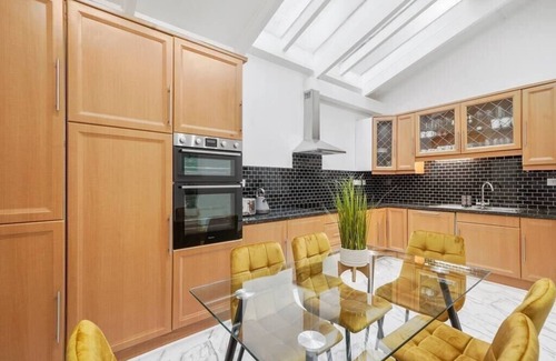 Queen's Gate House | 3-Bedroom Home Near Hyde Park