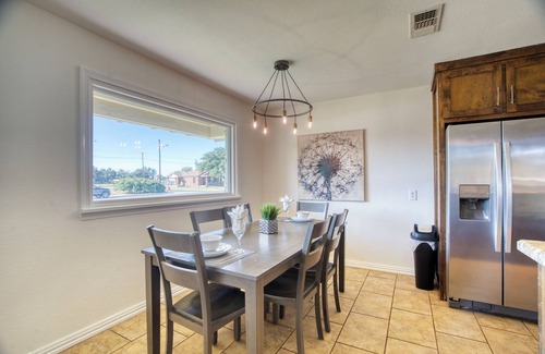 Midland House | 3-bedroom home in Old Midland/Downtown Area w/spacious backyard and fireplace